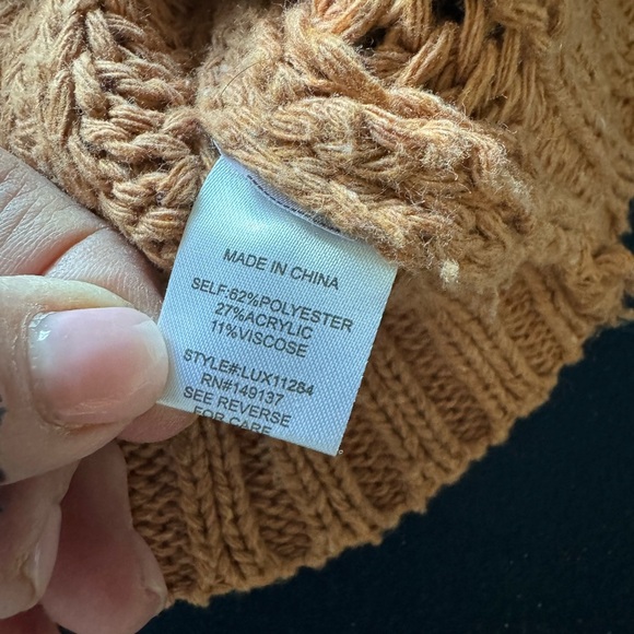 This seasons hottest color in a cable v-neck sweater!🔥Not 2thick/thin! Zoom in - Picture 7 of 9